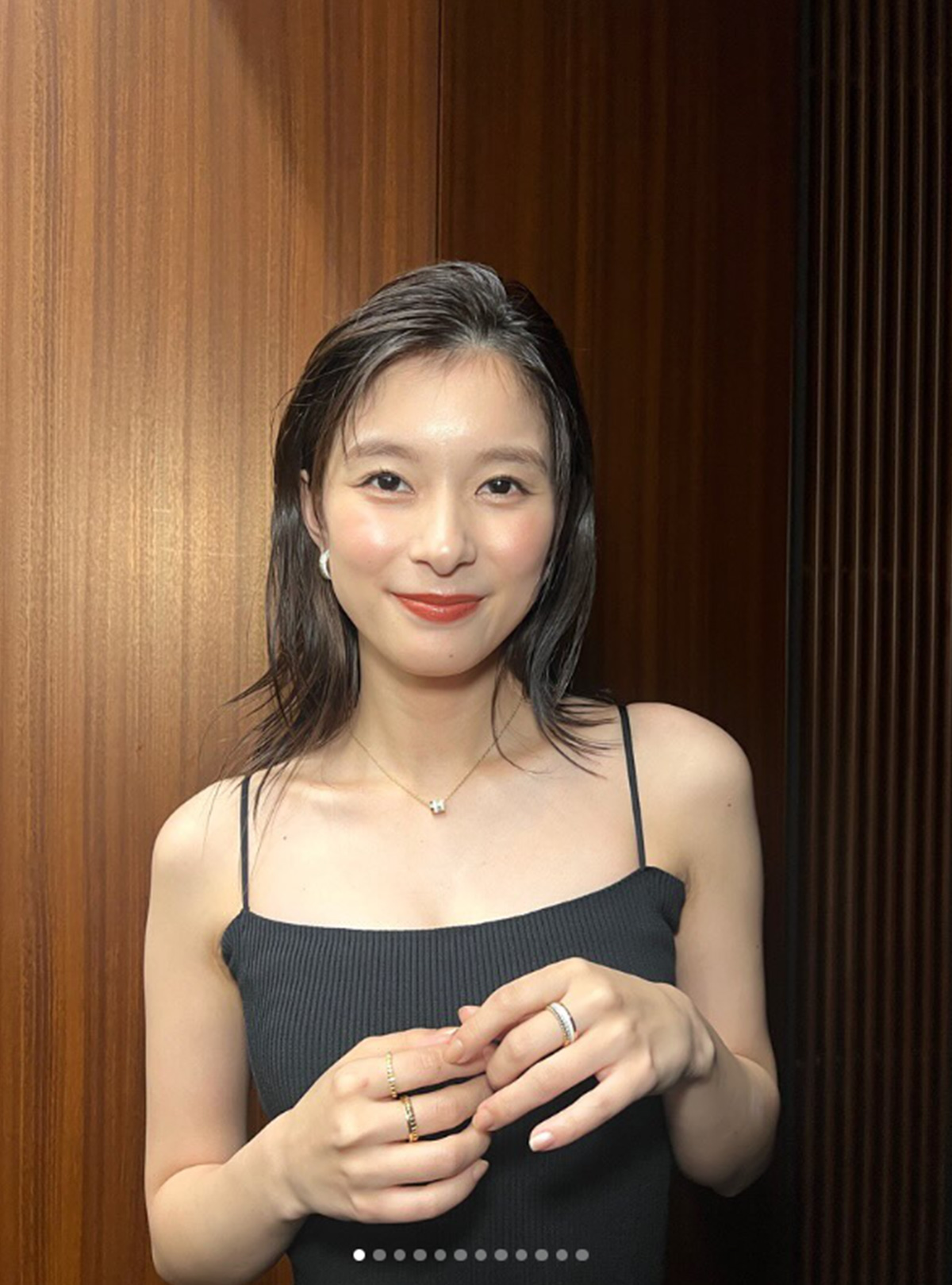 芳根京子のInstagramより。エランドール賞を受賞したことを報告したが、美デコルテを露わにした衣装にも絶賛が集まった