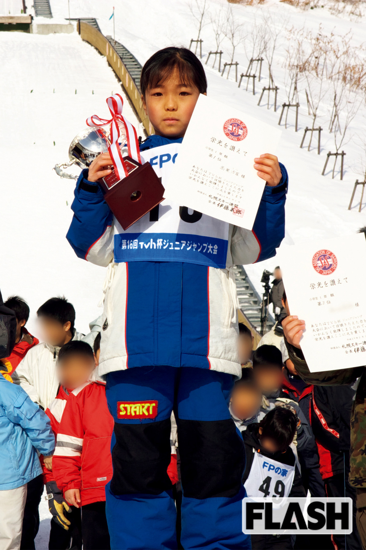 スキージャンプの髙梨沙羅は父も兄も選手で、8歳で競技を始めた。当時を知る関係者は「幼いころから練習量は凄まじかった。天才とよく言われるが、努力の天才」と語る。五輪は4回めの出場だが、金メダルとは縁がない。初の獲得なるか。写真は10歳当時