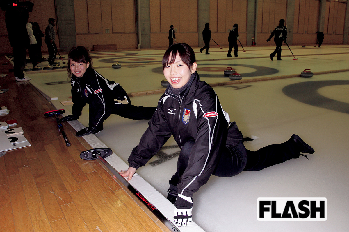 2009年、 “マリリン” の愛称で人気だった本橋麻里さんと（左）と笑顔のカーリング・近江谷杏菜。小学4年で競技を始め、中学1年で日本ジュニアを制す。「クラスのまとめ役。七夕劇をやった学校祭で彼女は織姫役でした」とは高校時代の担任談