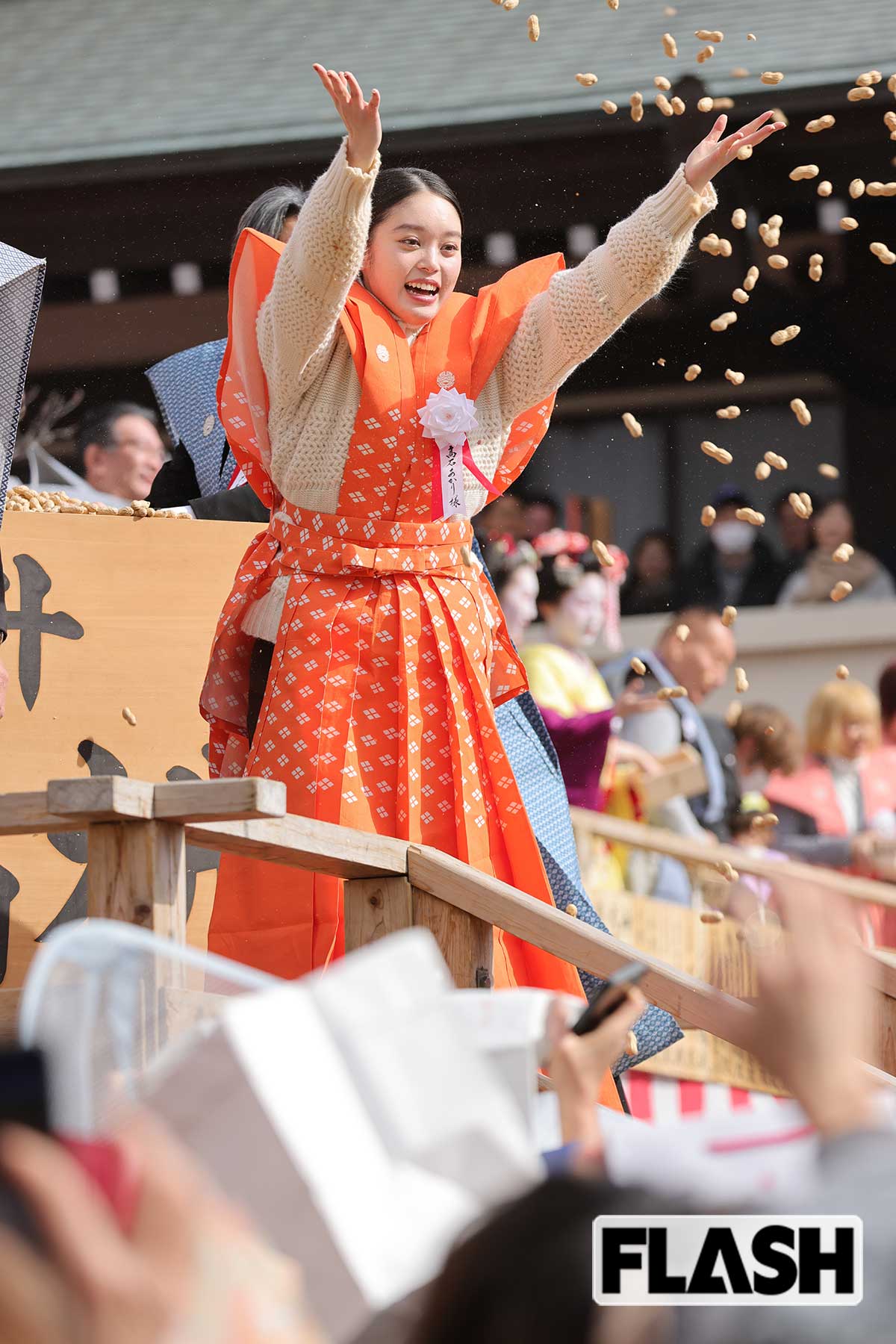 豪快に大量の豆をまく髙石あかり