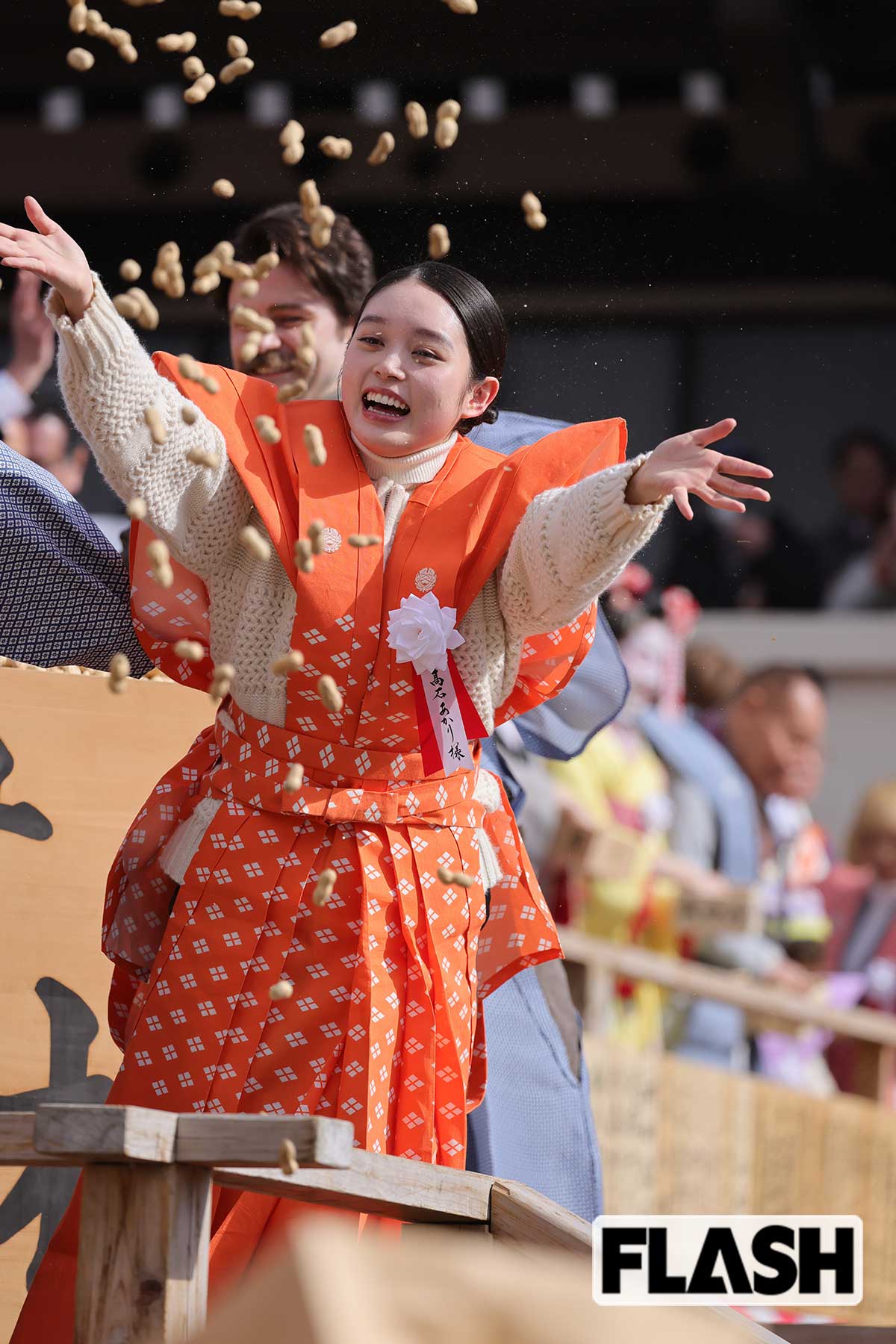 『ばけばけ』での演技が絶賛されている髙石あかり夫・ヘブン役のトミーと壇上に立つ髙石あかり