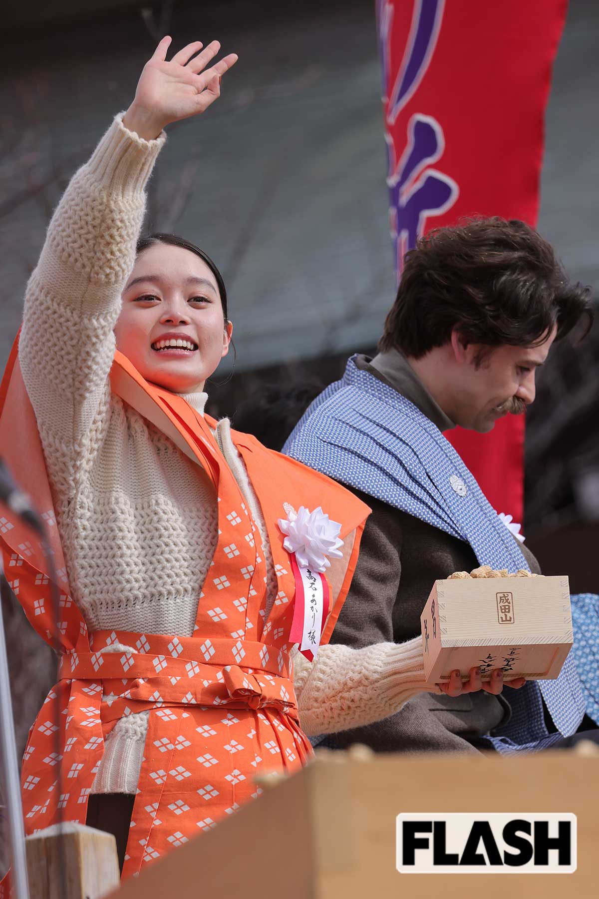 集まった観客に手をふる髙石あかり