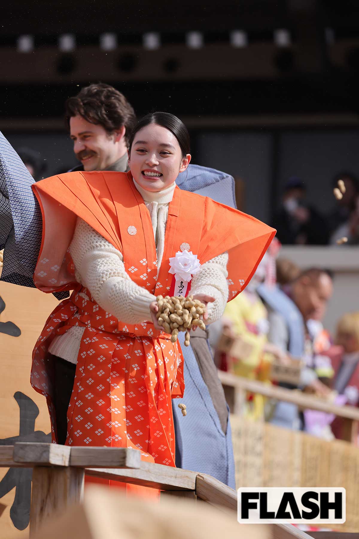 大量の豆を手にとった髙石あかり