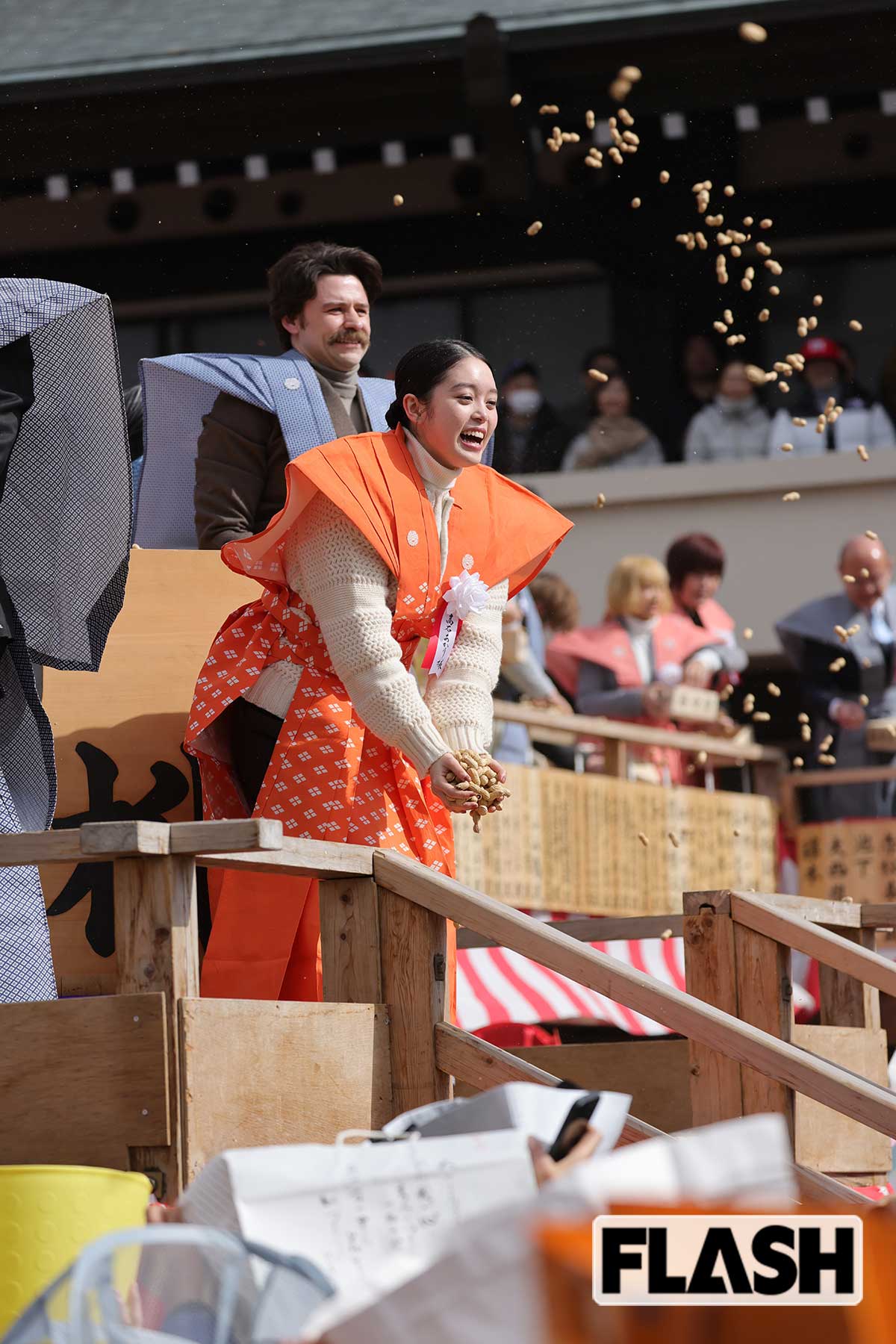 笑顔で空中に豆をまく髙石あかり