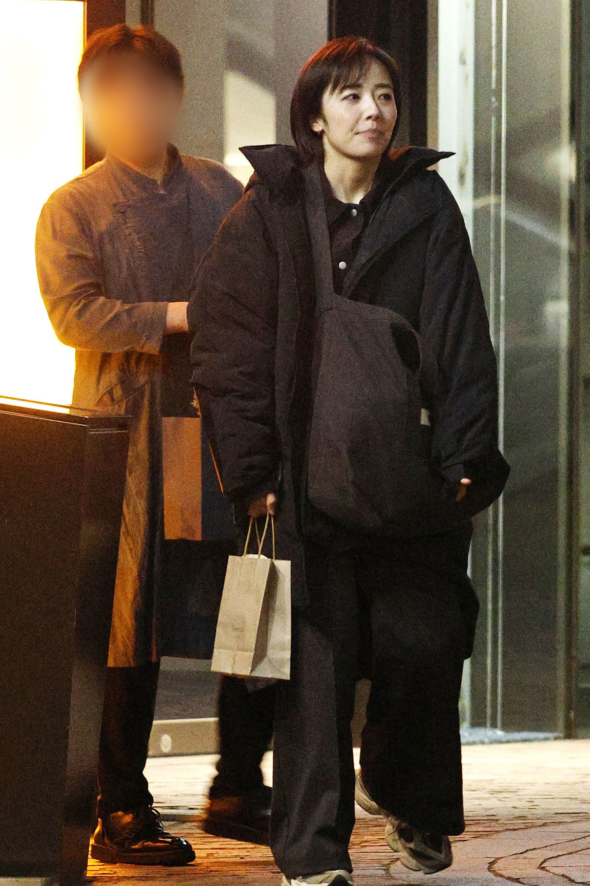 舞台の公演後、友人らとディナーに出かけた森田望智。晴れやかな顔からは、大役を手にしても気取らない女優の余裕が垣間見えた（写真・吉田 豊）