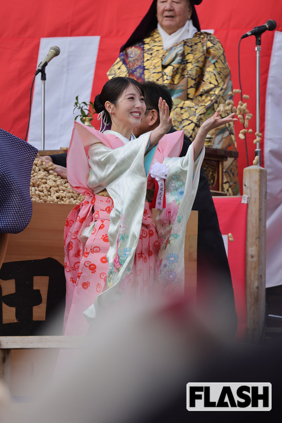 上品な仕草で豆をまく浜辺美波