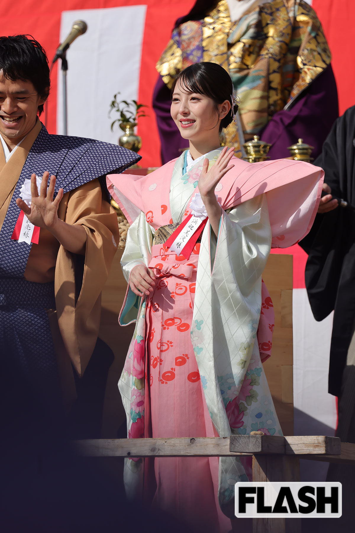 観客に手を振る浜辺美波