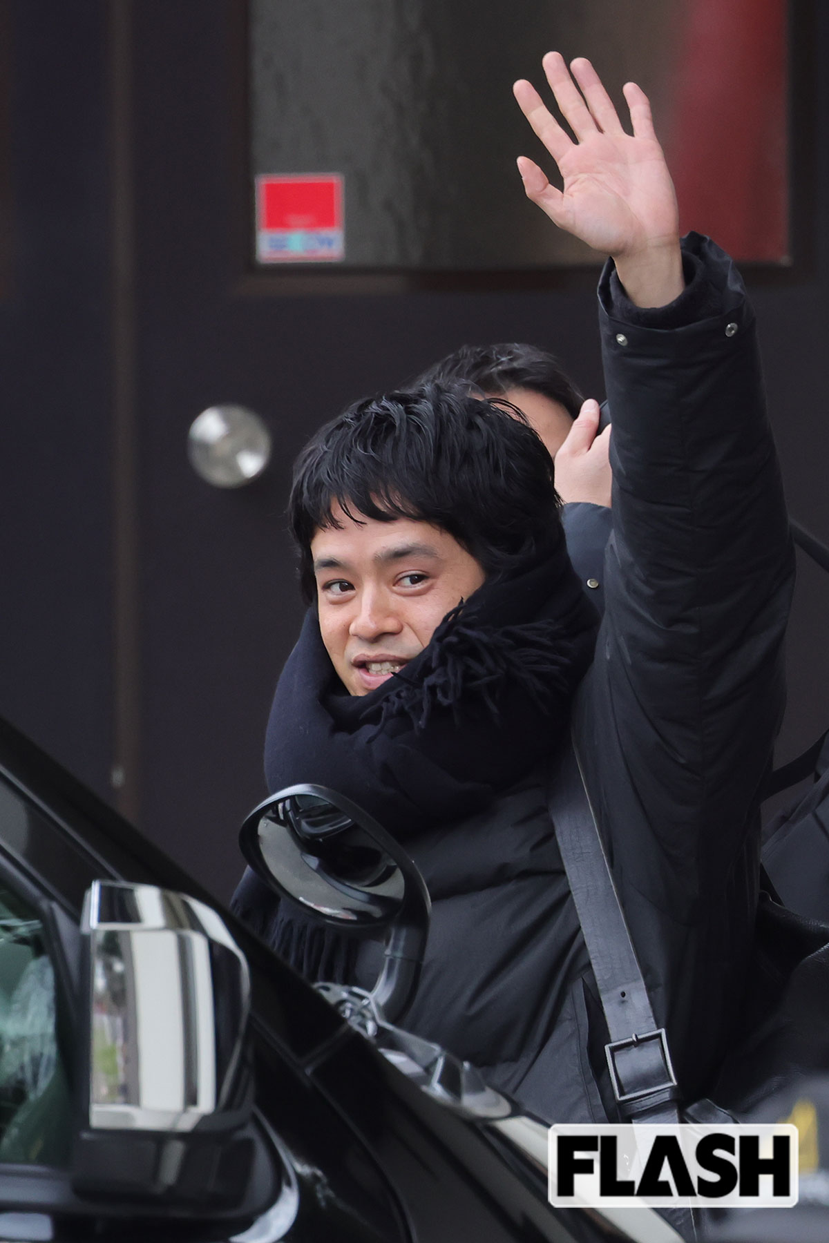 会場を後にする際、ファンに手を振る池松壮亮