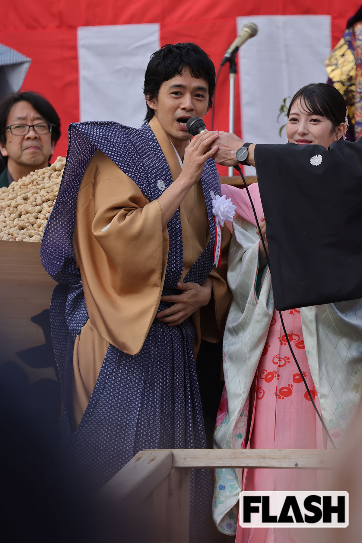 会場を盛り上げる池松壮亮