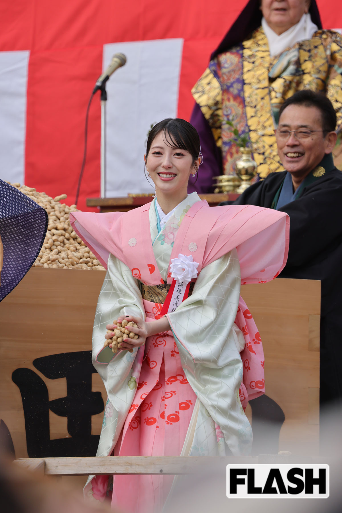 両手いっぱいの豆を持つ浜辺美波