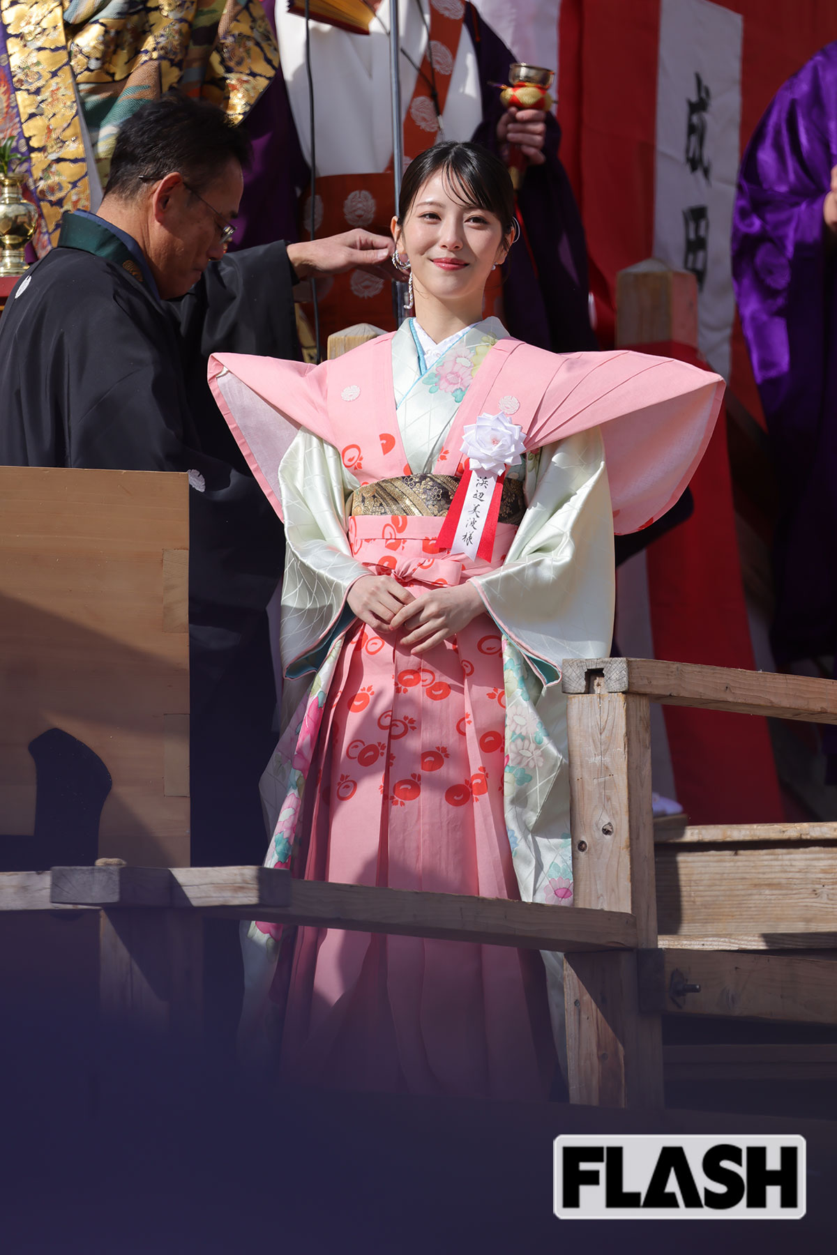 穏やかな笑顔の浜辺美波