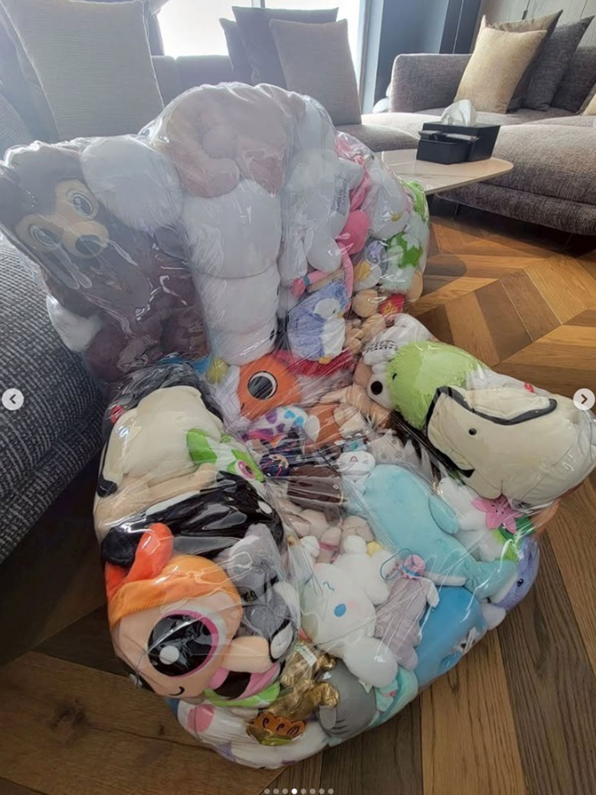 山田優が公開したぬいぐるみチェア。だが、ぎゅうぎゅうに詰められたぬいぐるみをめぐり、賛否が別れた（山田優のInstagramより）