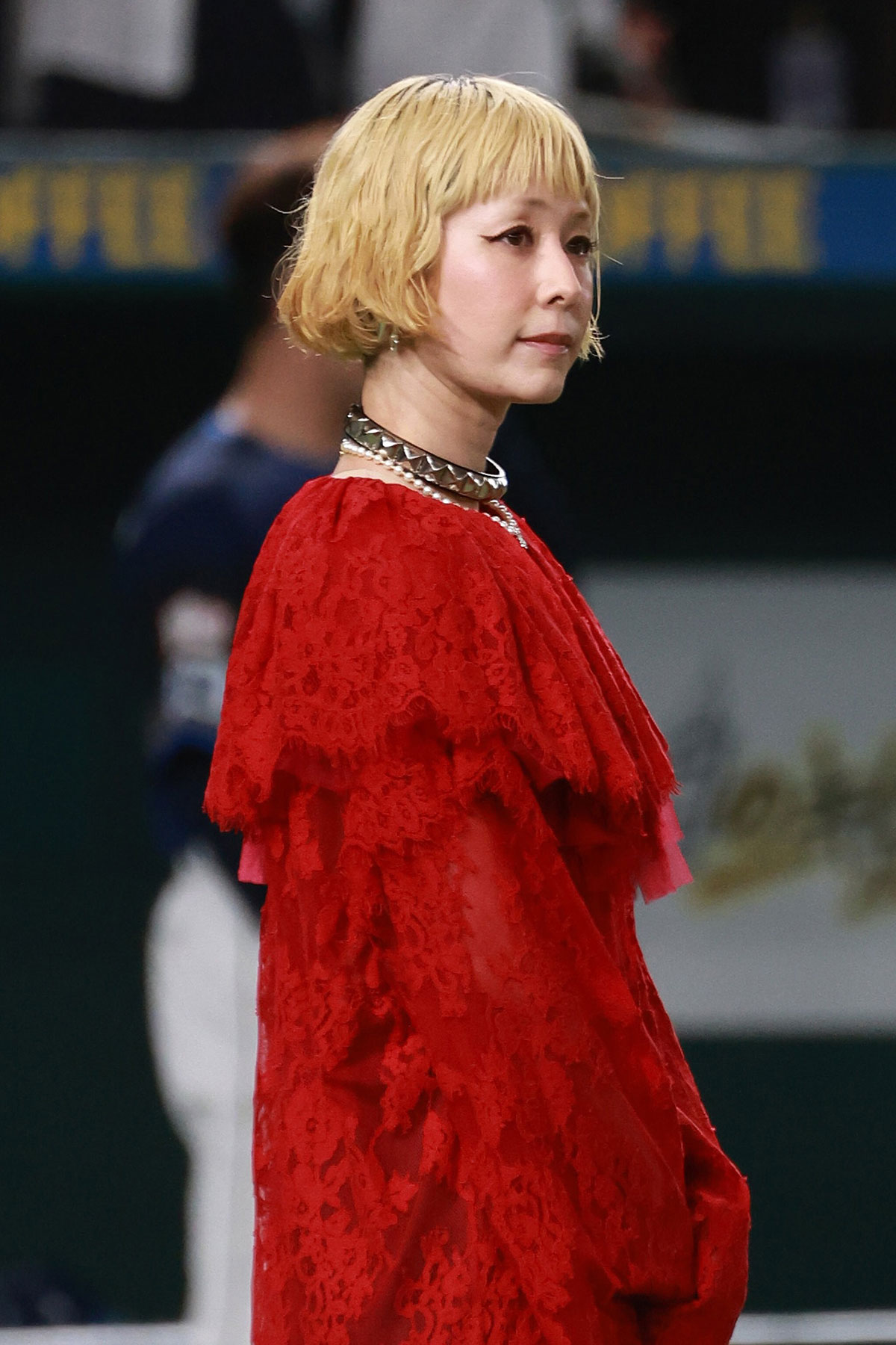 木村カエラが「ピンク髪＆へそピ姿」披露　ド派手カラー衣装に身を包んだ“ギャル化”にファン騒然