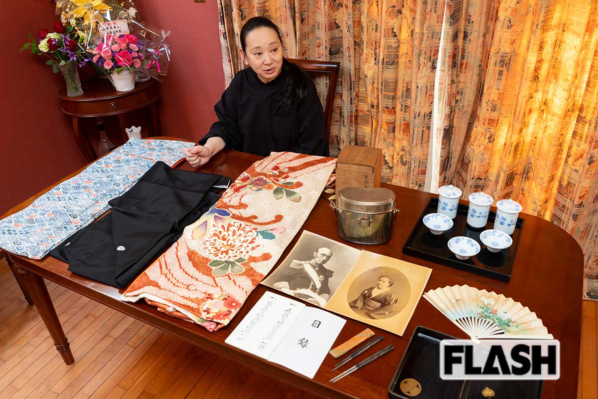 徳川慶喜家ゆかりの品々。右下は慶喜公が使用していた携帯用の箸だ。「外で食事をする際、箸に毒が塗られることもあるので、自分で箸を持ち歩いていたんです」と山岸美喜さん（写真・木村哲夫）