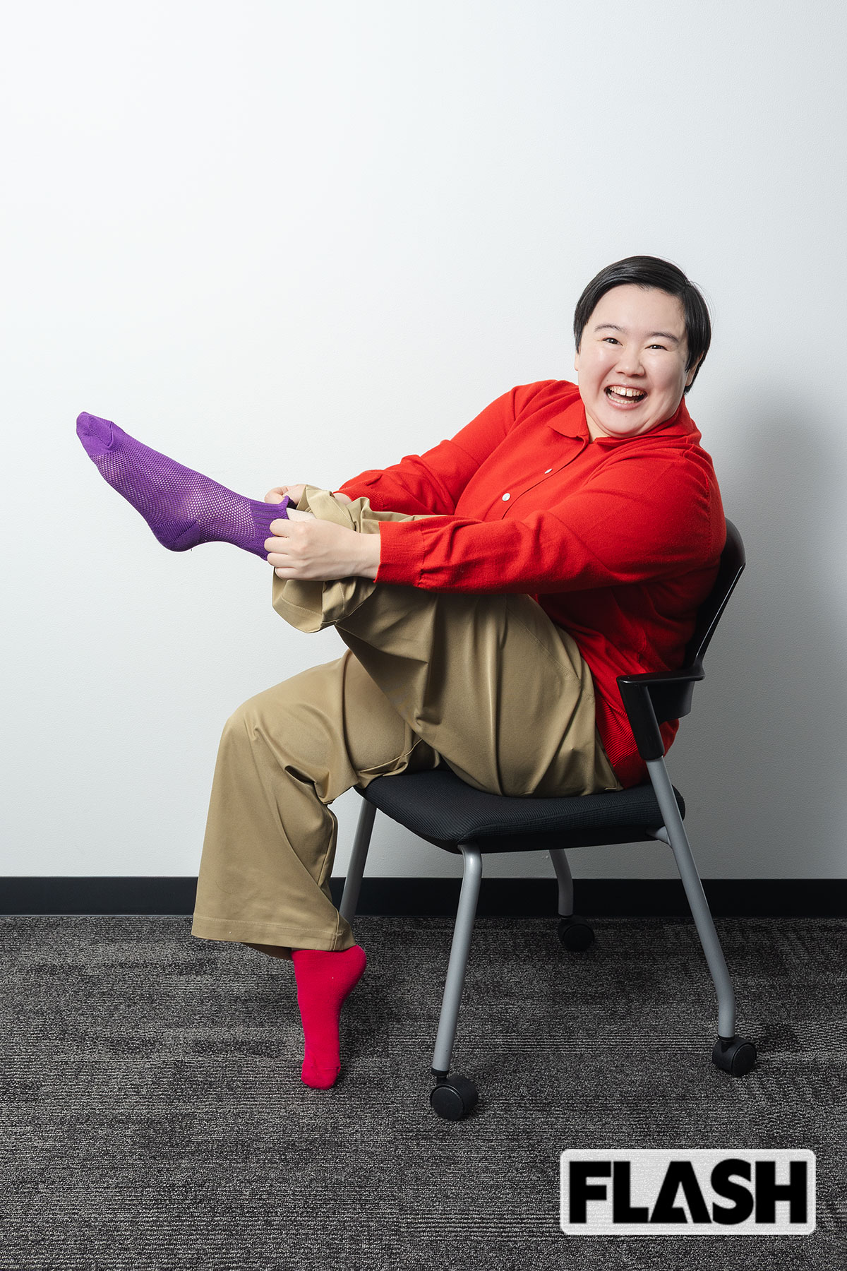 やす子がありあまる “宝もの” から選んだのは、「自分を甘やかす」ための左右あべこべ靴下（写真・有坂政晴）