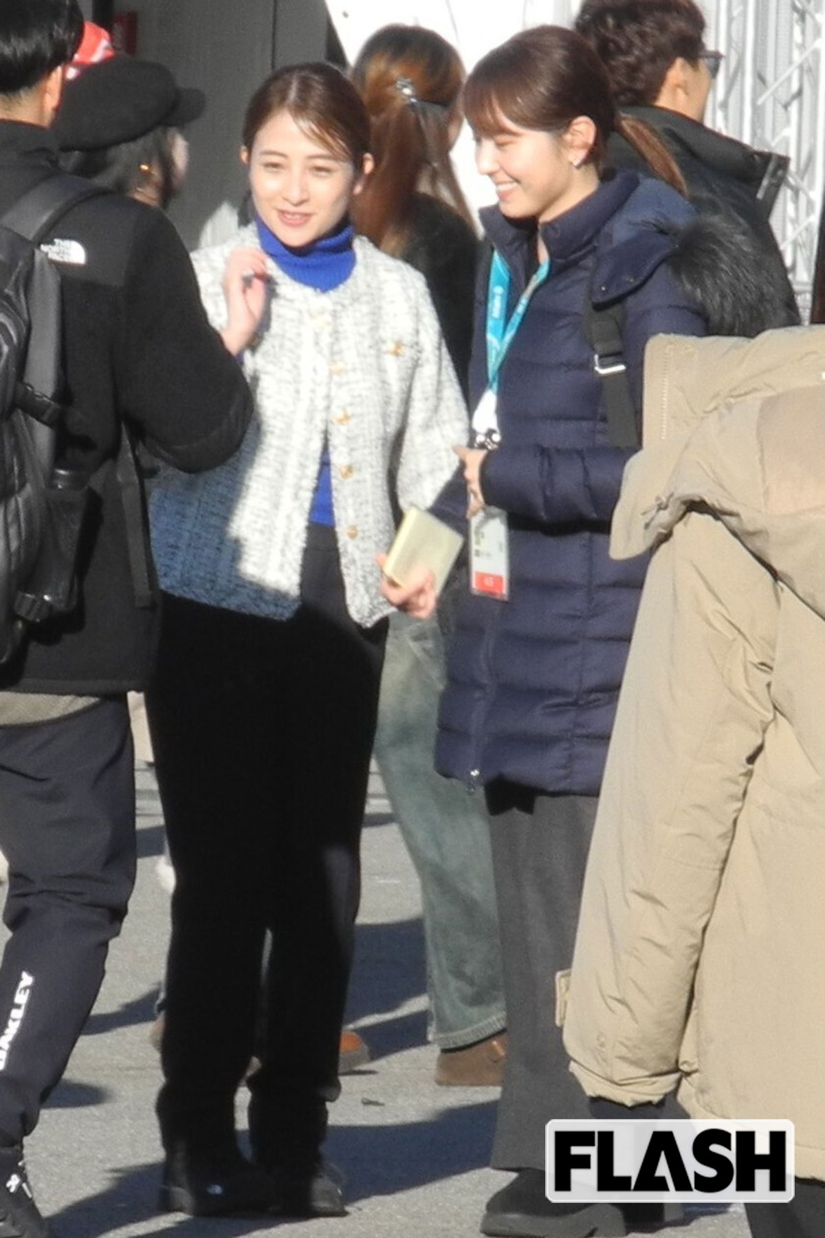 2026年2月6日（イタリア時間）、ミラノ・コルティナ冬季オリンピックの開会式直前にツーショットを撮影していた、TBSの日比麻音子アナウンサー（左）とテレビ朝日の三山賀子アナウンサー