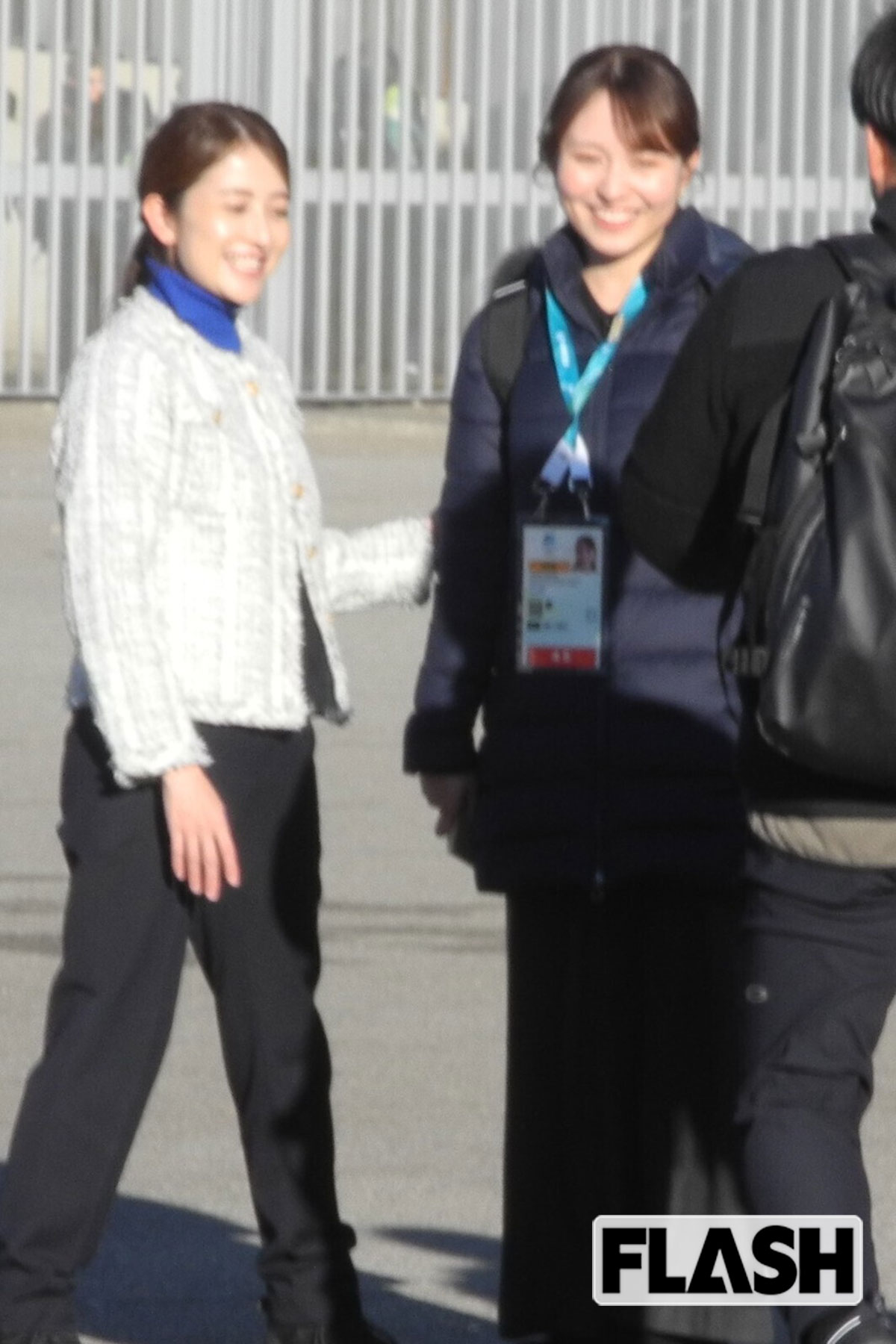 2026年2月6日（イタリア時間）、ミラノ・コルティナ冬季オリンピックの開会式直前にツーショットを撮影していた、TBSの日比麻音子アナウンサー（左）とテレビ朝日の三山賀子アナウンサー