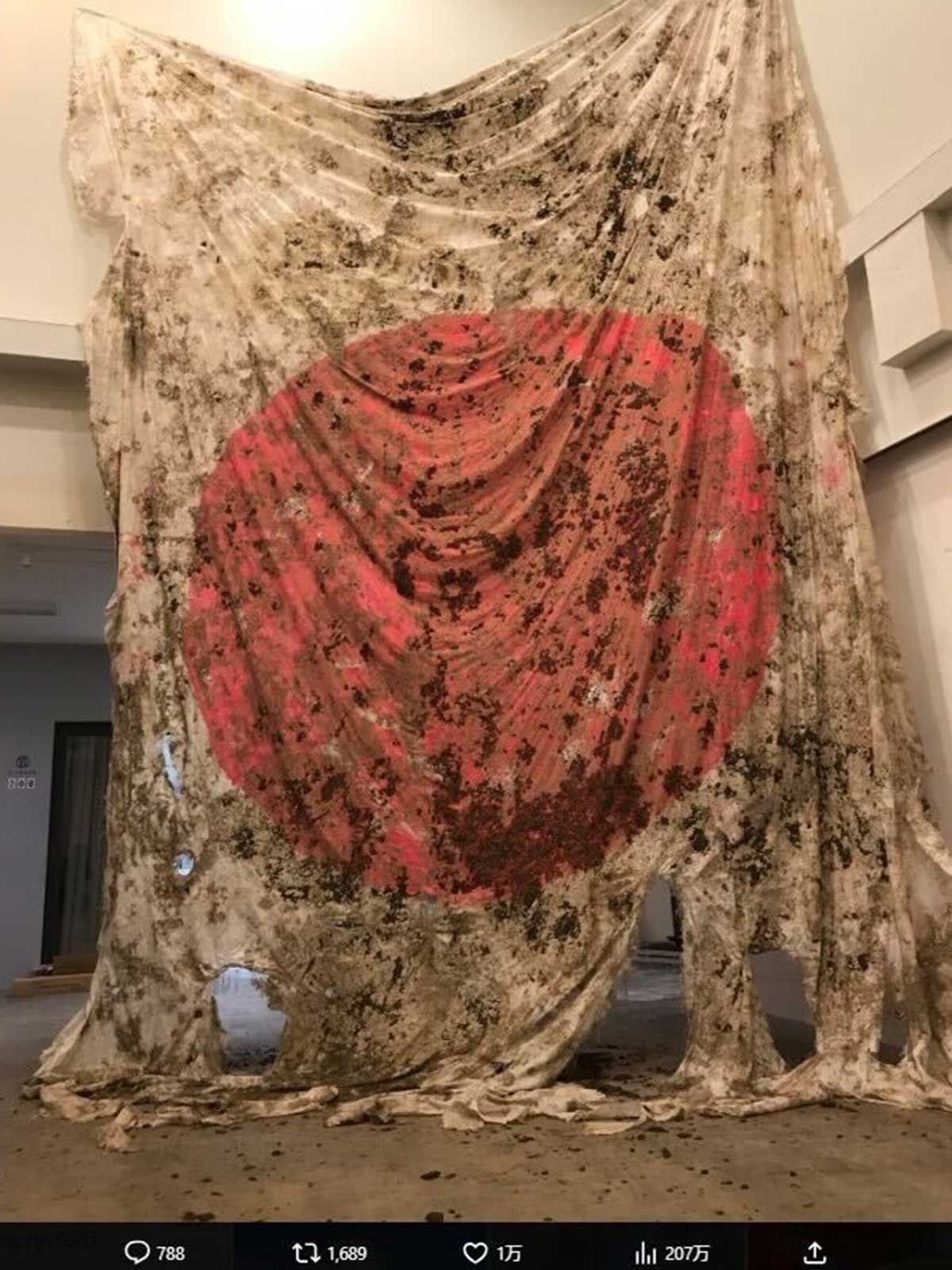 会田誠が制作した汚れてボロボロになった日の丸（写真・本人Instagramより）