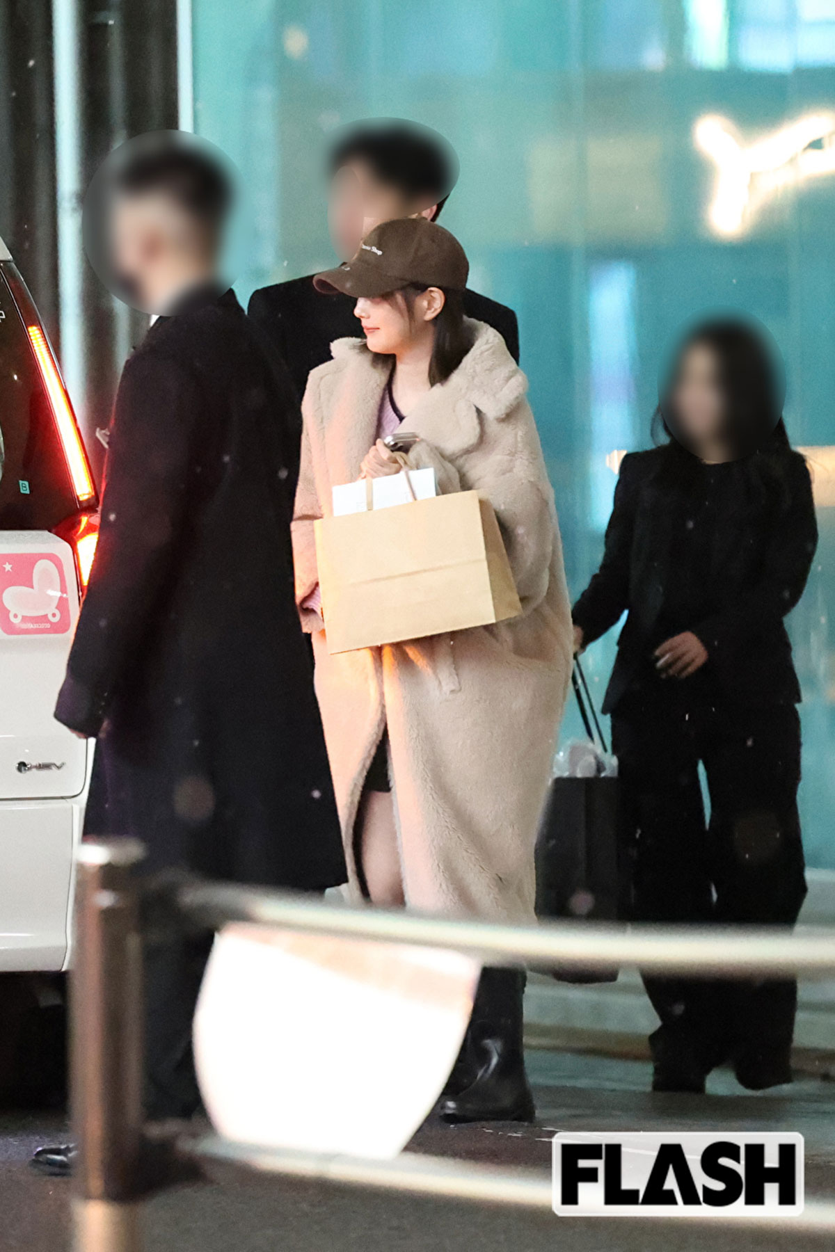 関係者に見送られる本田翼