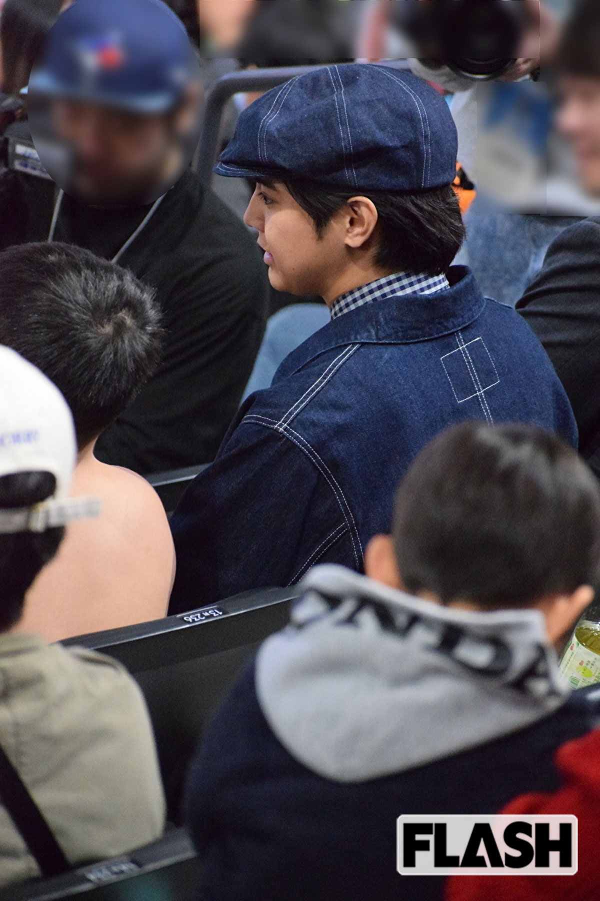 デニムのハンチング帽を着こなす片寄涼太