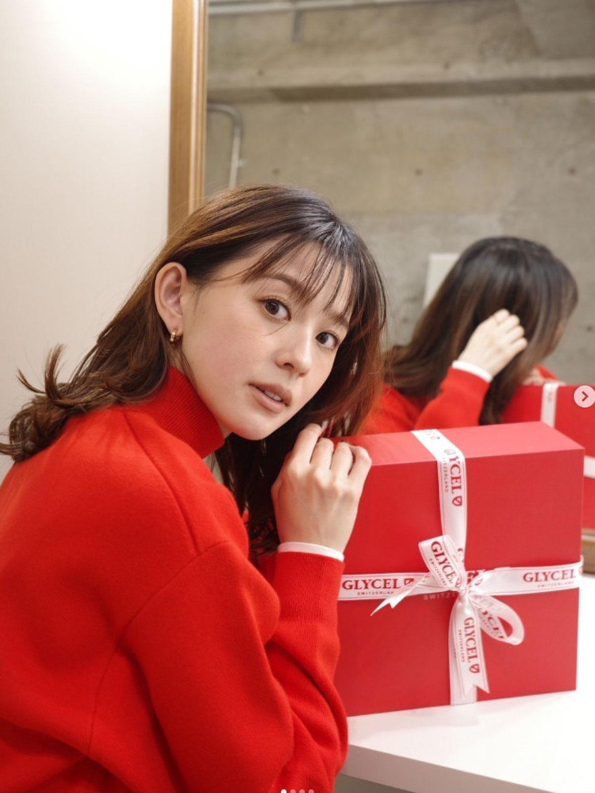 朝比奈彩　黒のタイトドレス姿で細すぎるウエスト披露、第2子出産後もキープする圧巻のスタイル