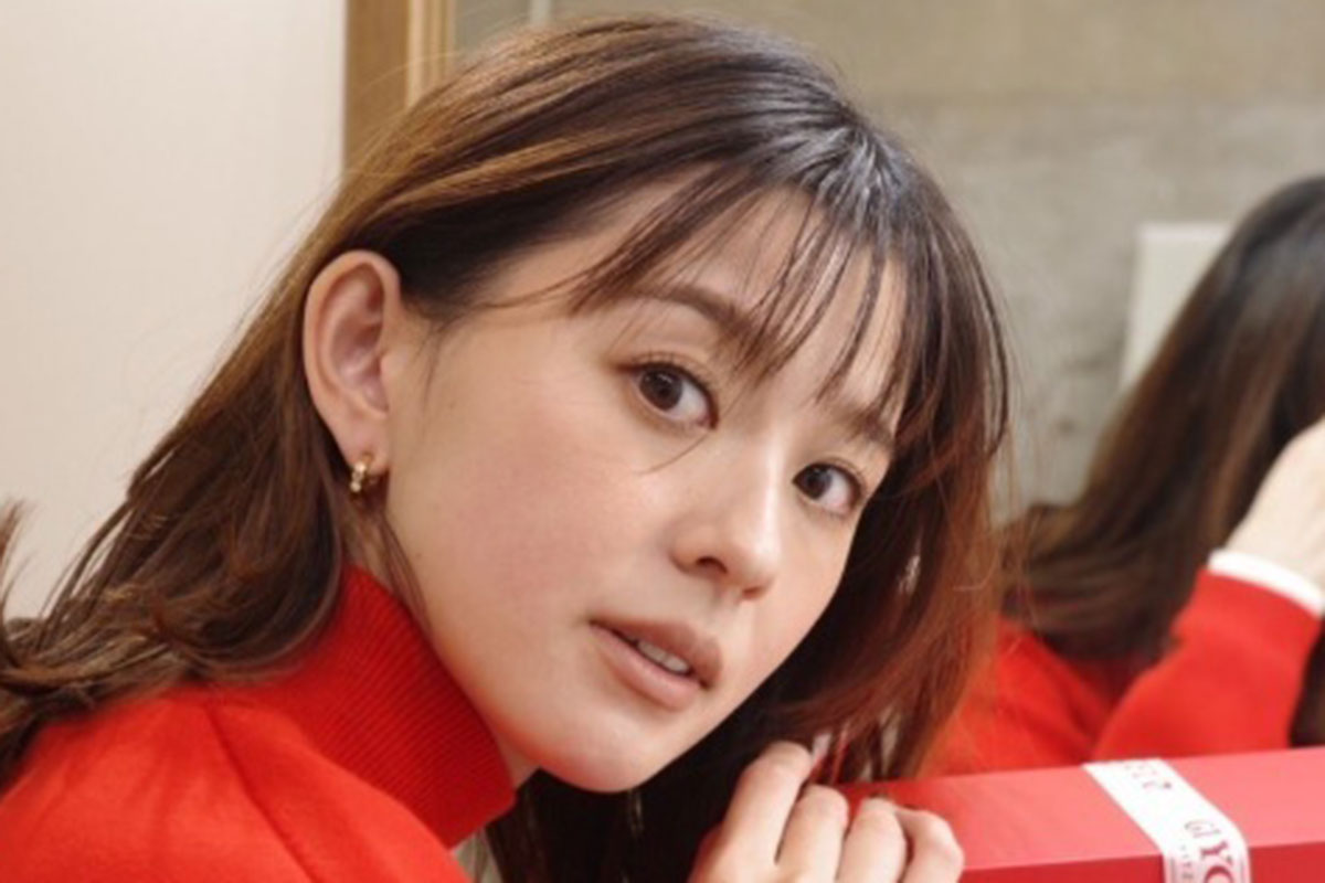 朝比奈彩　黒のタイトドレス姿で細すぎるウエスト披露、第2子出産後もキープ…