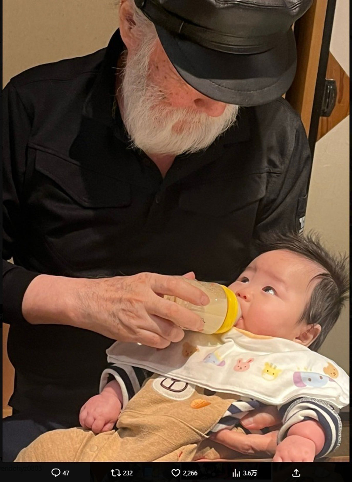ひ孫にミルクをあげる日野日出志。闘病しながら穏やかな日常をおくっているようだ（写真・本人のXより）