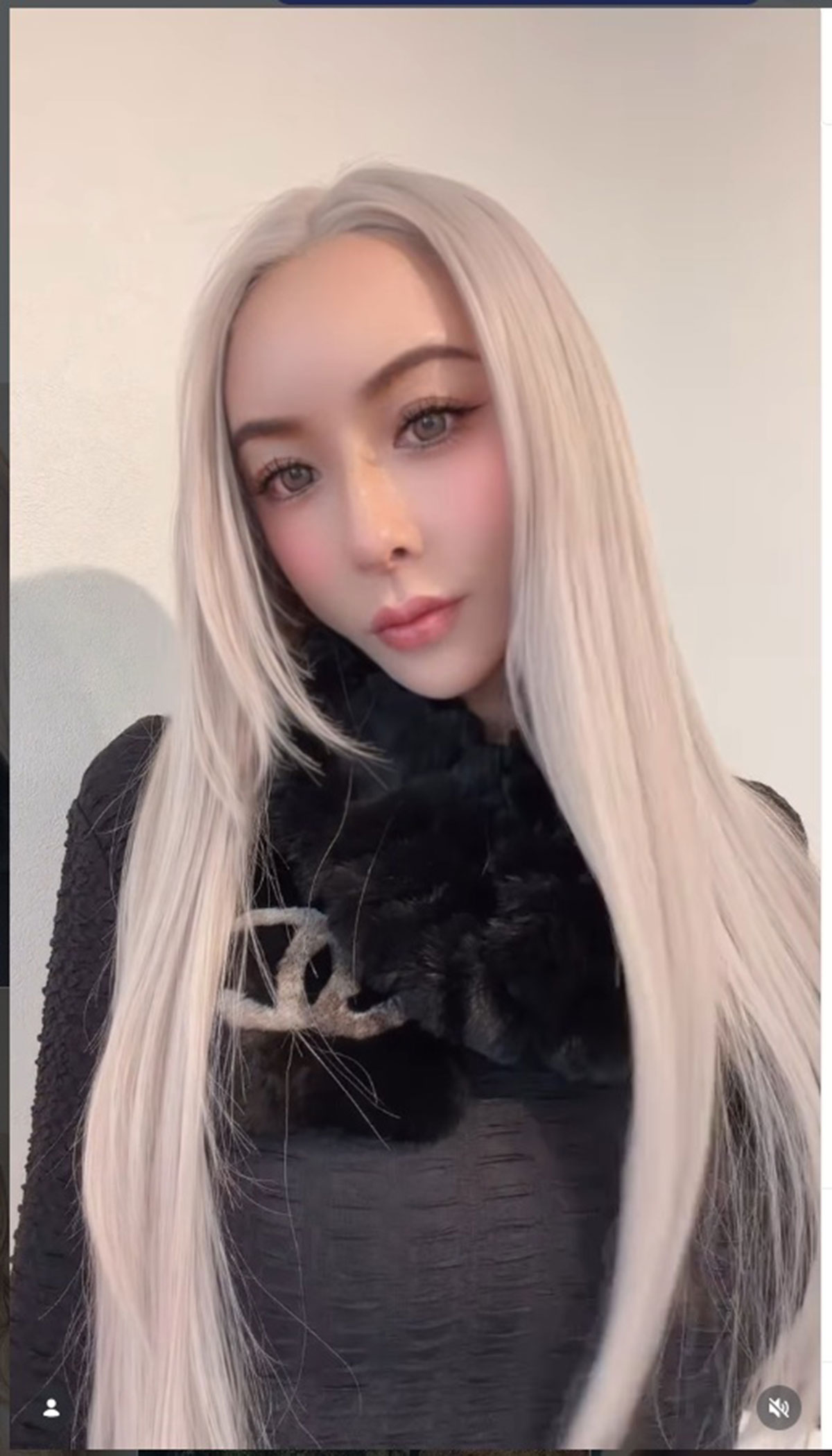 GENKING.が公開したバストショット。美しい白髪になっている（写真・本人Instagramより）