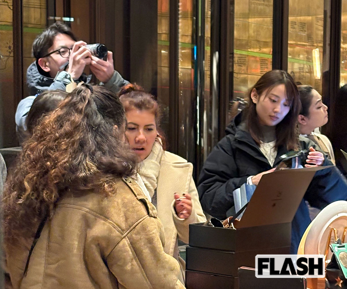 2026年2月上旬、ミラノの「リザーブ・ロースタリー・スターバックス」に足を運んだ日テレの平松修造アナウンサー（左）と林田美学アナウンサー