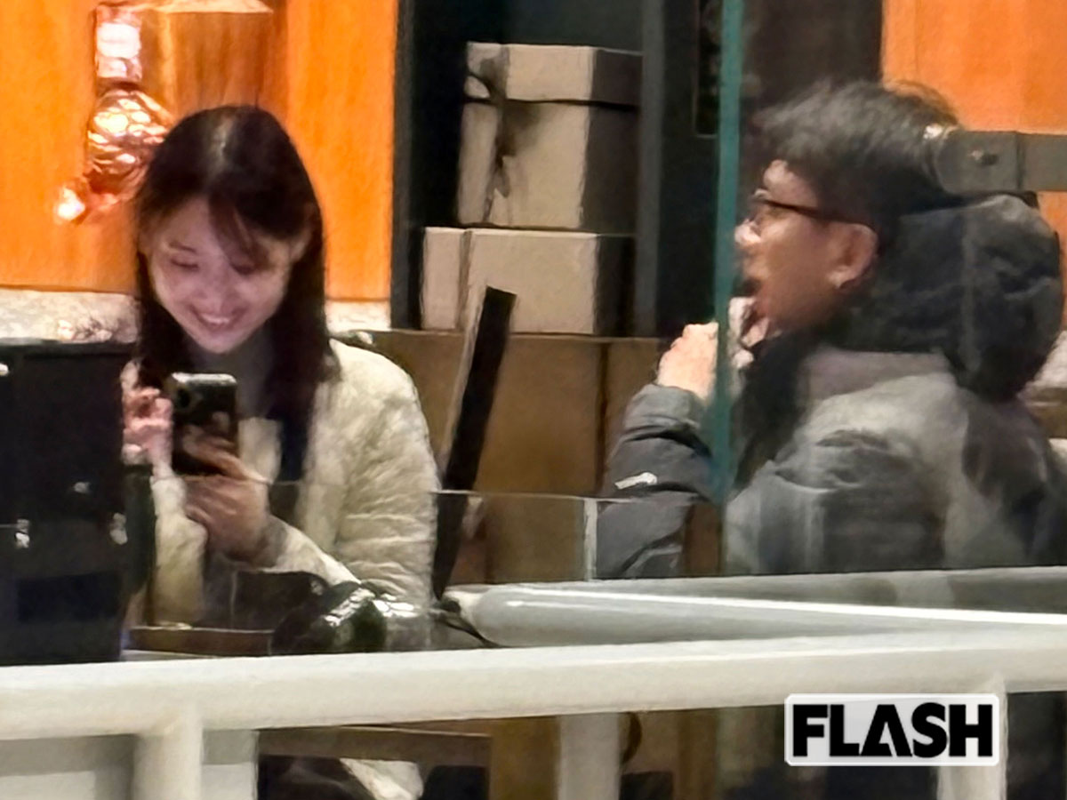 2026年2月上旬、ミラノの「リザーブ・ロースタリー・スターバックス」でのひと時を楽しむ日テレの林田美学アナウンサー（左）と平松修造アナウンサー