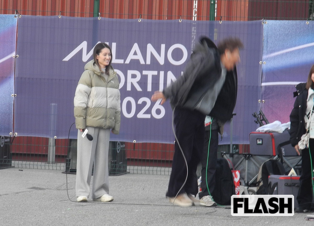 2026年2月8日（イタリア時間）、ミラノ・コルティナ冬季オリンピックのフィギュアスケート団体の取材をしていた荒川静香（左）と、くりぃむしちゅーの上田晋也。現場を盛り上げようと “一発ギャグ” をしていた