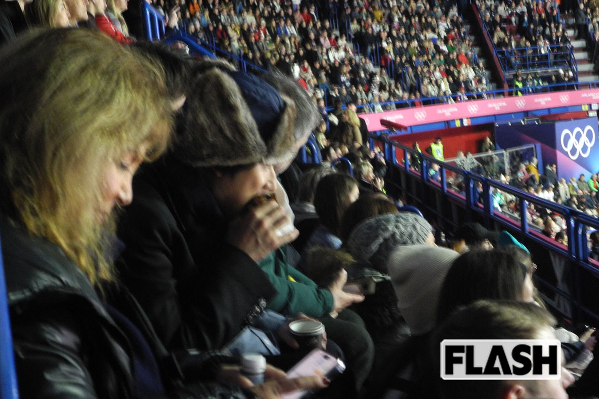 2026年2月8日（イタリア時間）、ミラノ・コルティナ冬季オリンピックのフィギュアスケート団体を観戦していたSnow Manの阿部亮平。合間にハンバーガーを食べて終始リラックスしていた