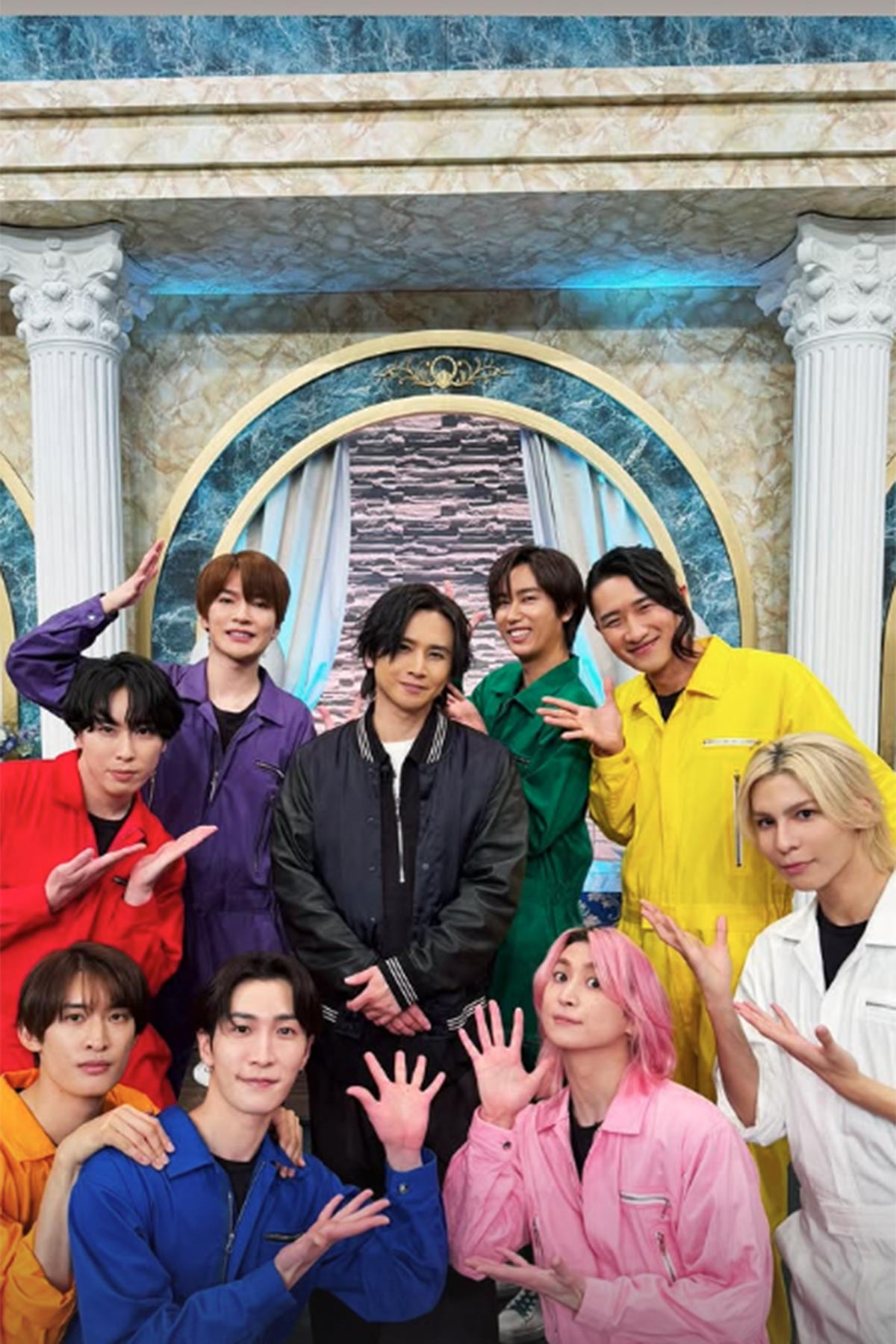 『それSnow Manにやらせてください』（TBS系）のInstagram、ストーリーズより。中央の堂本光一の黒髪姿に「更に若くなってる！」と衝撃のコメントが寄せられている