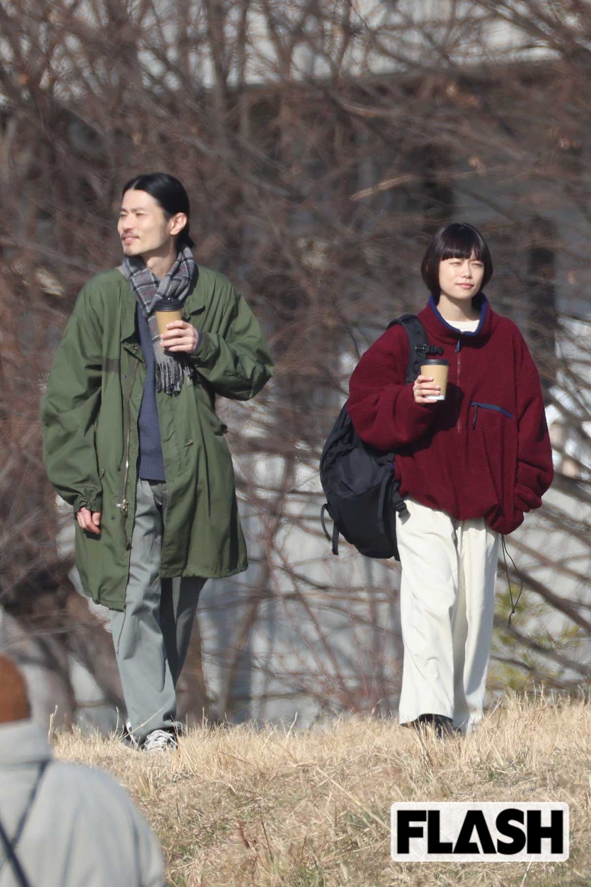 内堀太郎と並んで歩く杉咲花