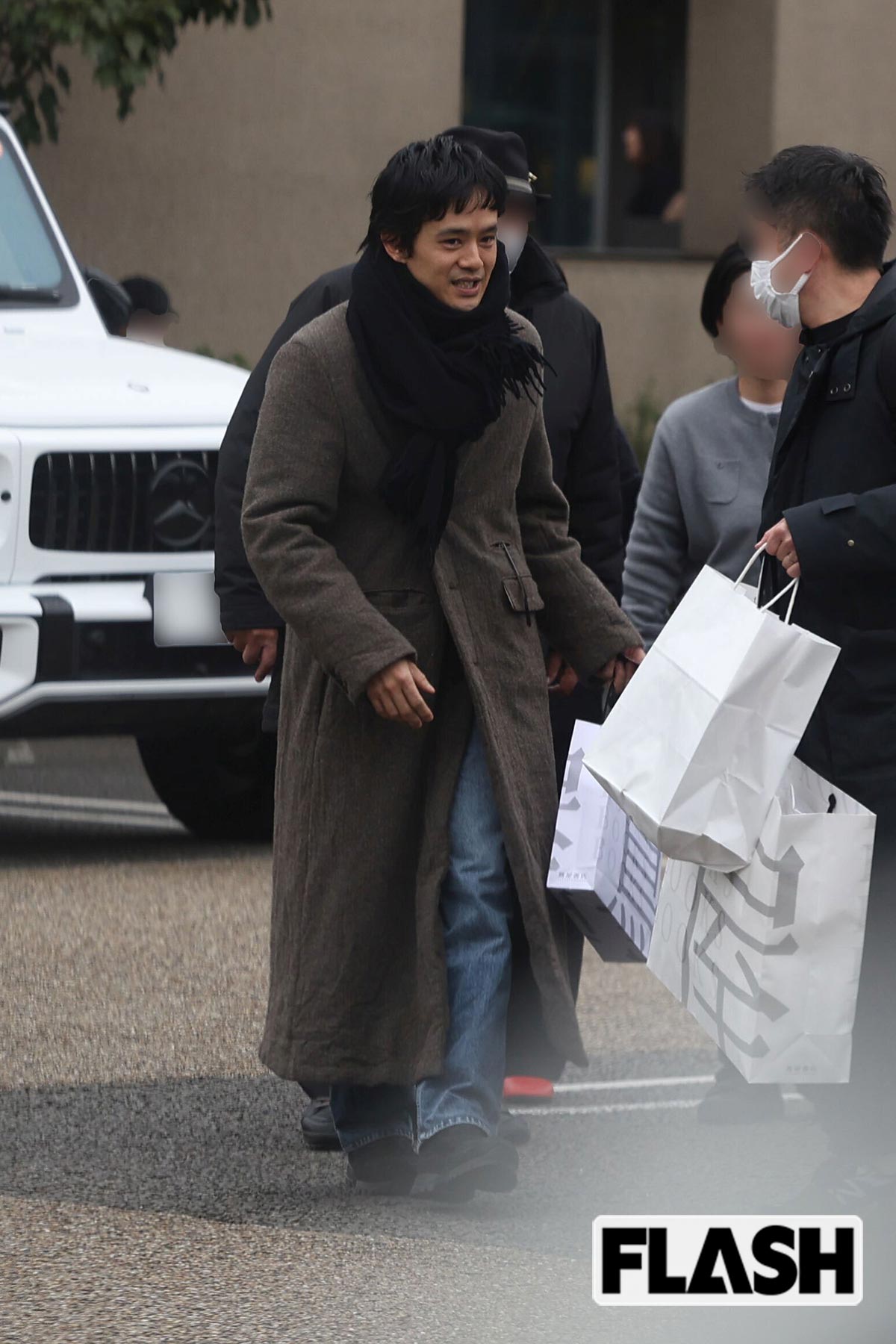 池松壮亮、「ほとんど女性ファン」イベント終わりの談笑姿をキャッチ…『豊臣兄弟！』で人気急上昇に熱愛・河合優実との行く末は