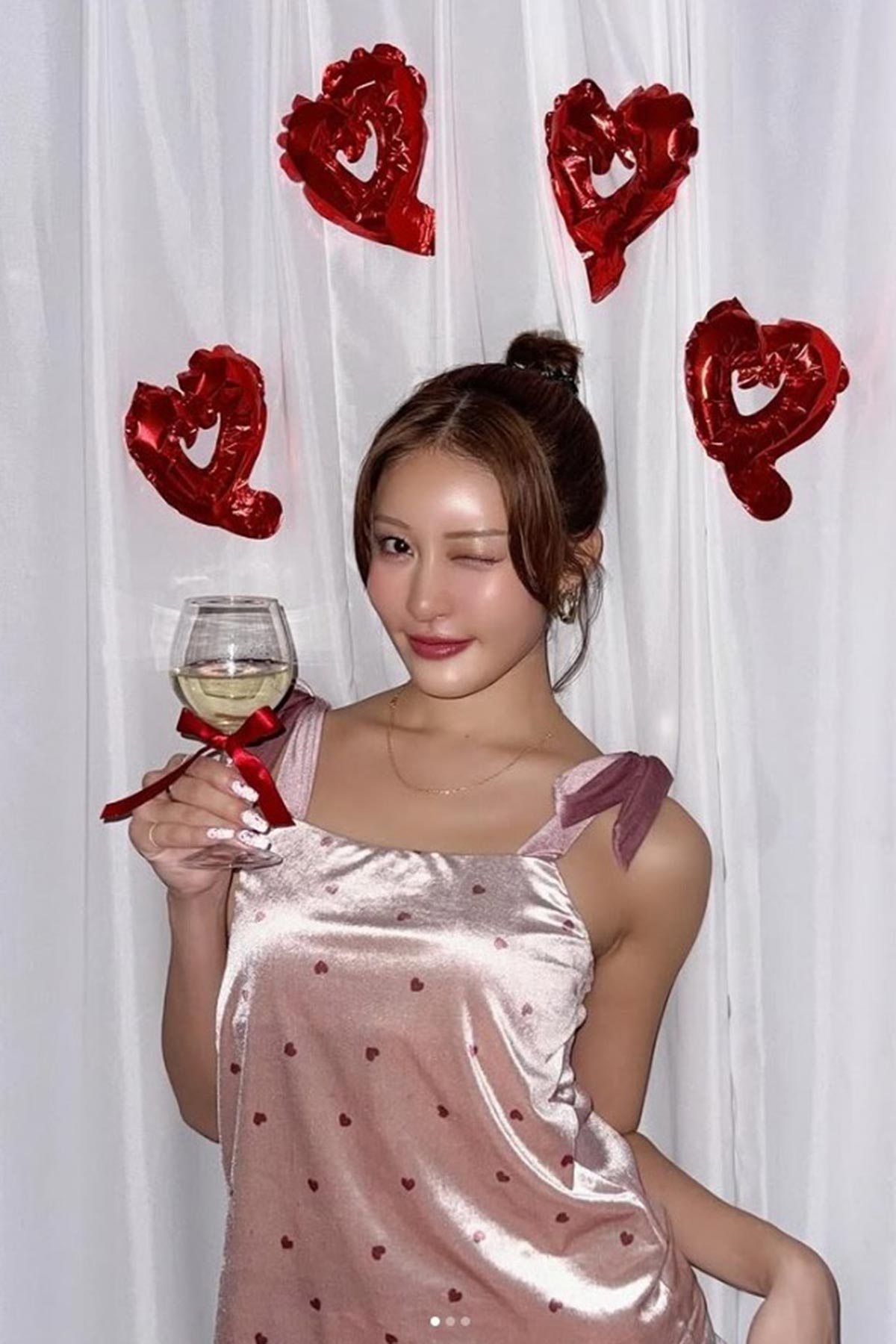 バレンタインにちなみ、大胆すぎるキャミソール姿を披露した王林（写真・本人Instagramより）