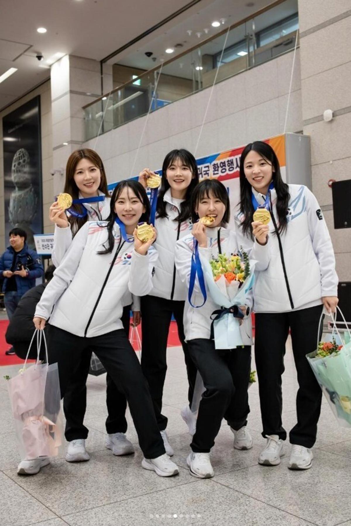 【美しすぎると話題】カーリング韓国女子代表キャプテン、ズボン“半開き”で美腹筋を披露する“意外な素顔”