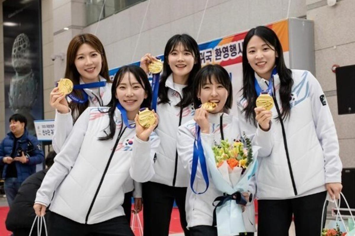 【美しすぎると話題】カーリング韓国女子代表キャプテン、ズボン“半開き”で…