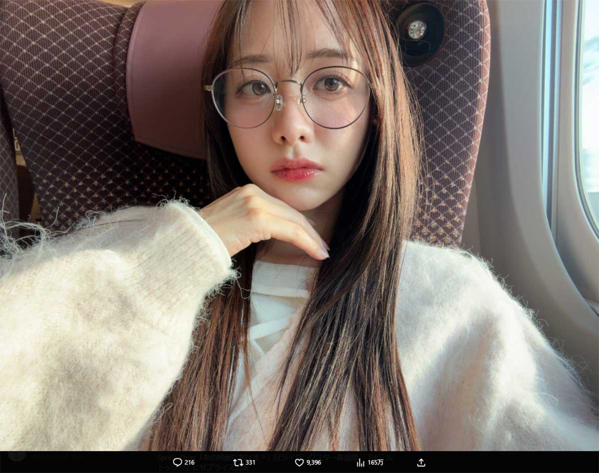 新幹線での移動中の姿を披露した森香澄（写真・2月16日投稿の森香澄のX「＠mori_kasumi_」より）