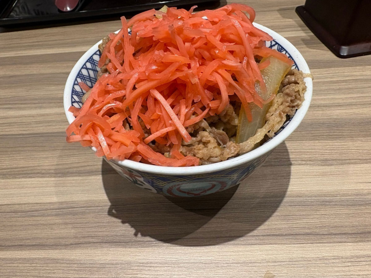 本間朋晃が投稿した紅生姜を盛った牛丼。無料の紅生姜を使いすぎかどうか、議論が別れている（写真・本人のXより）