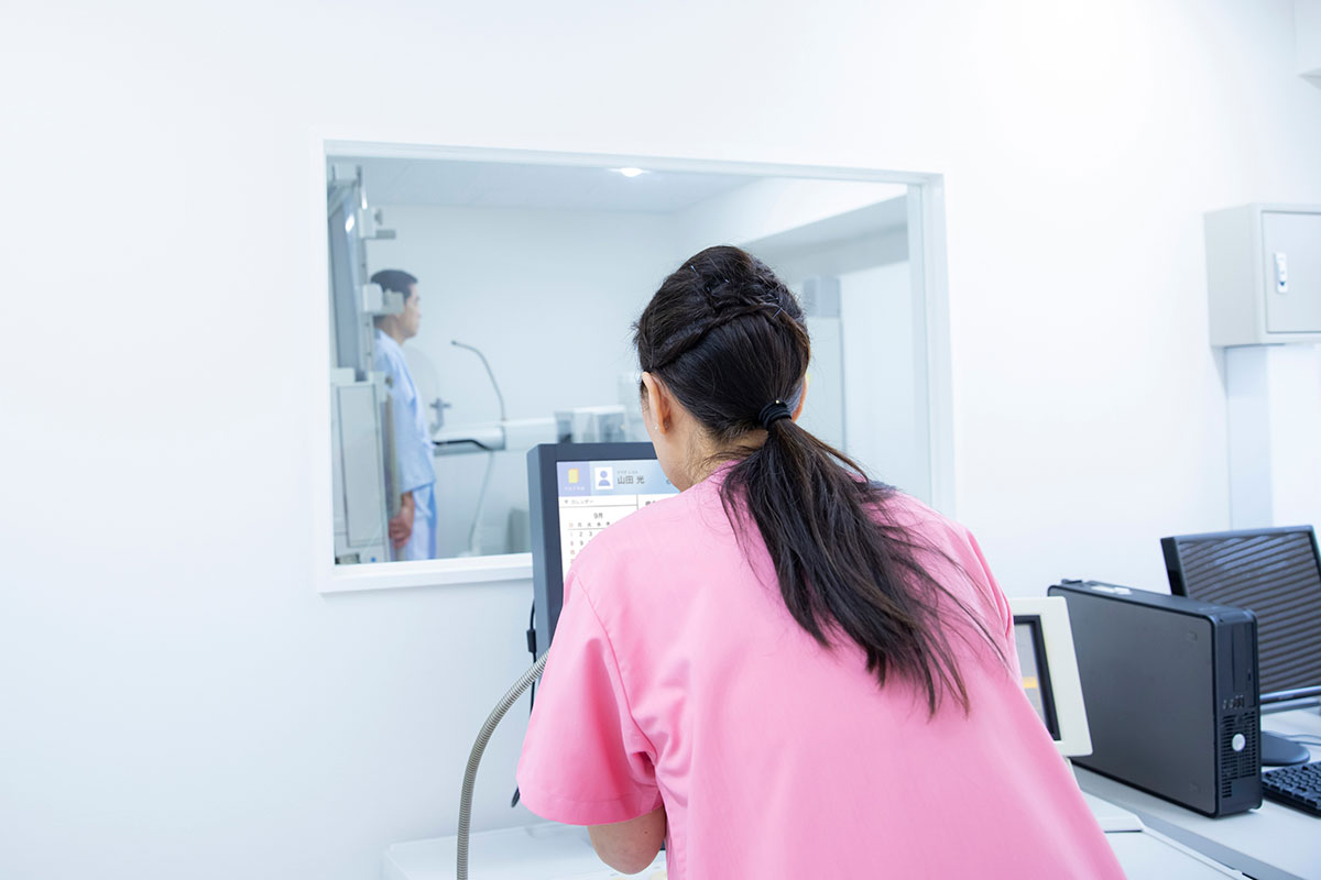 バリウム検査で異常を指摘された場合、結局は胃カメラを受けることに。それなら……（イメージ・PIXTA）