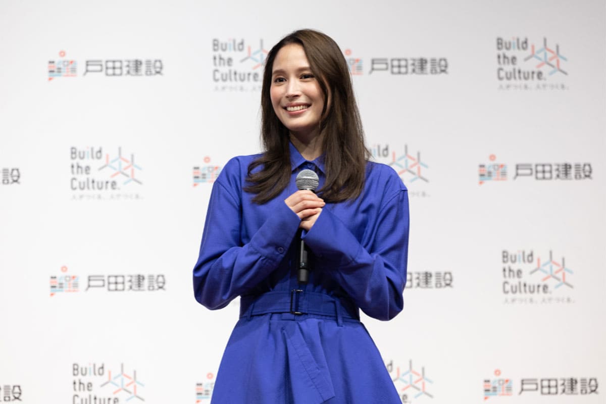 戸田建設のXより。痩せたようにも見える広瀬アリスの姿には「疲れてるのかな」などと心配が寄せられた