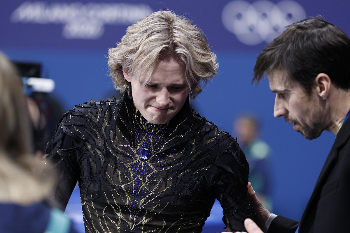 険しい表情のマリニンの横で、同じように暗い顔をした父のロマン・スコルニアコフ氏（写真・共同通信）