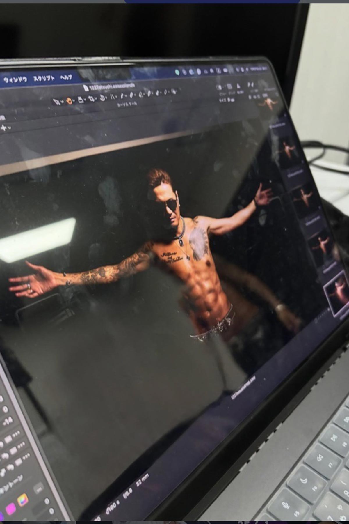 ATSUSHIが公開したバキバキに割れた腹筋と、“びっしりタトゥー”が入った上半身（写真・本人Instagramより）