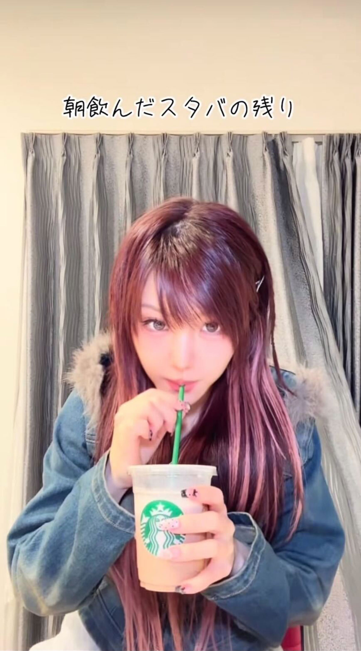 田中れいなのTikTokより。朝に飲んでいたスターバックスのドリンクを、夜にまた飲んでいる姿を映した。「スタバは3日かけて飲む」と驚愕の食生活を披露した