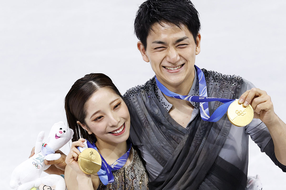 「2人は付き合ってる？」りくりゅう逆転金で海外メディアも大注目！表彰式で…