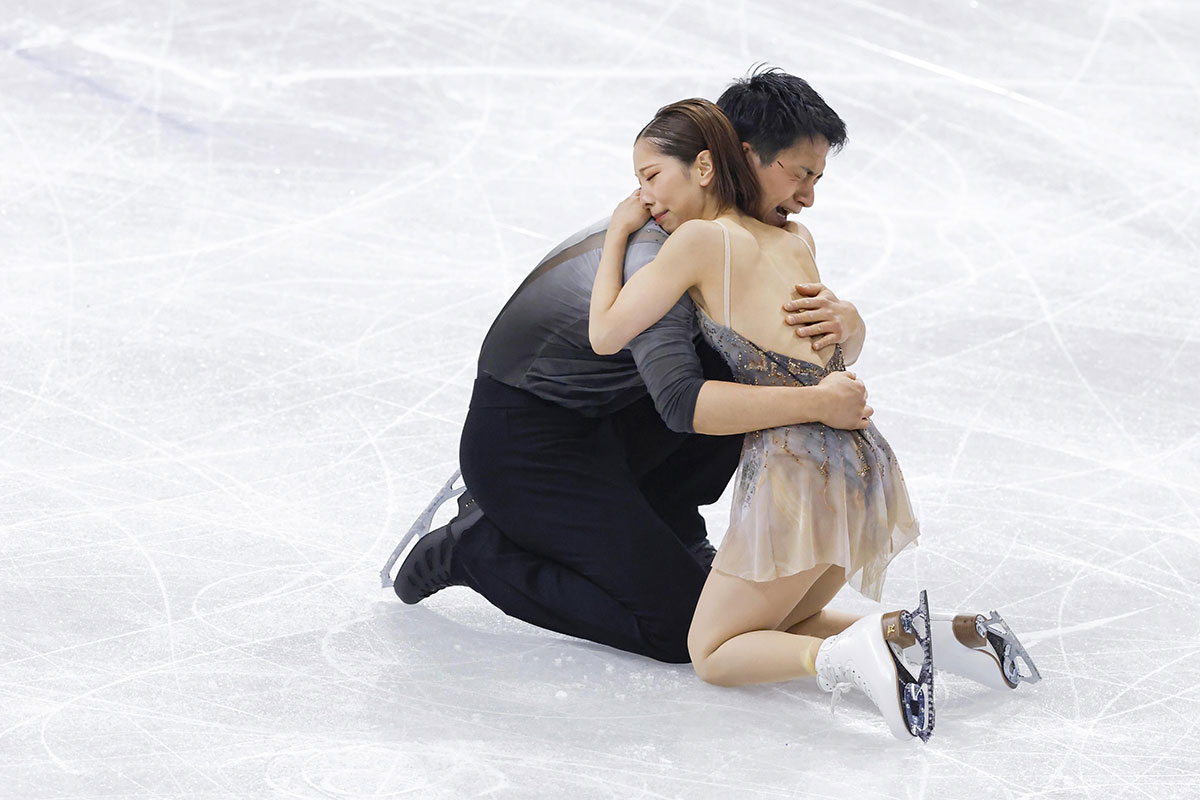 氷上で涙を流しながら抱き合う“りくりゅう”。米メディアからはカップルに見えると指摘されている（写真・共同通信）