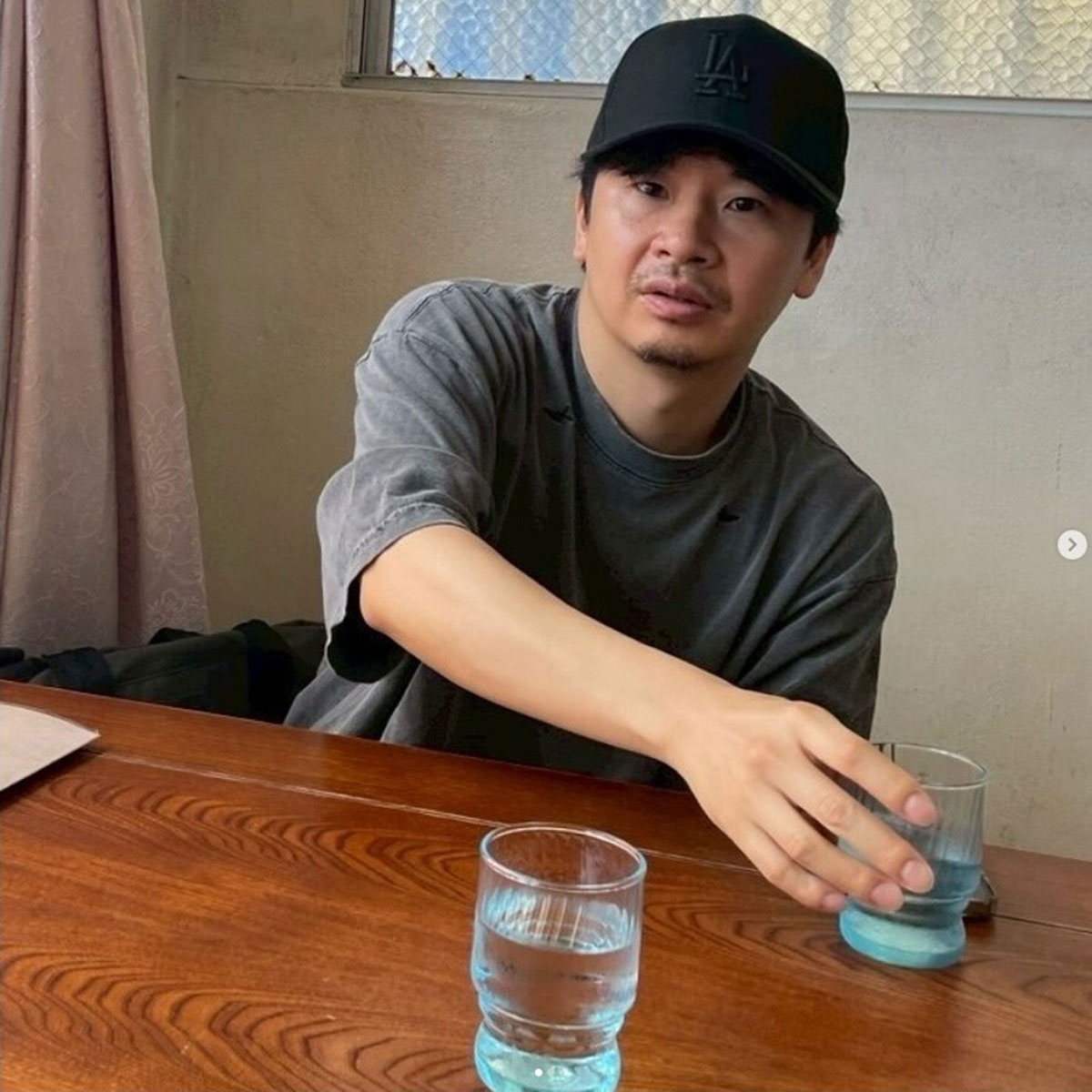 ヒゲを生やしたワイルドな姿のオードリー・若林正恭（写真・本人Instagramより）