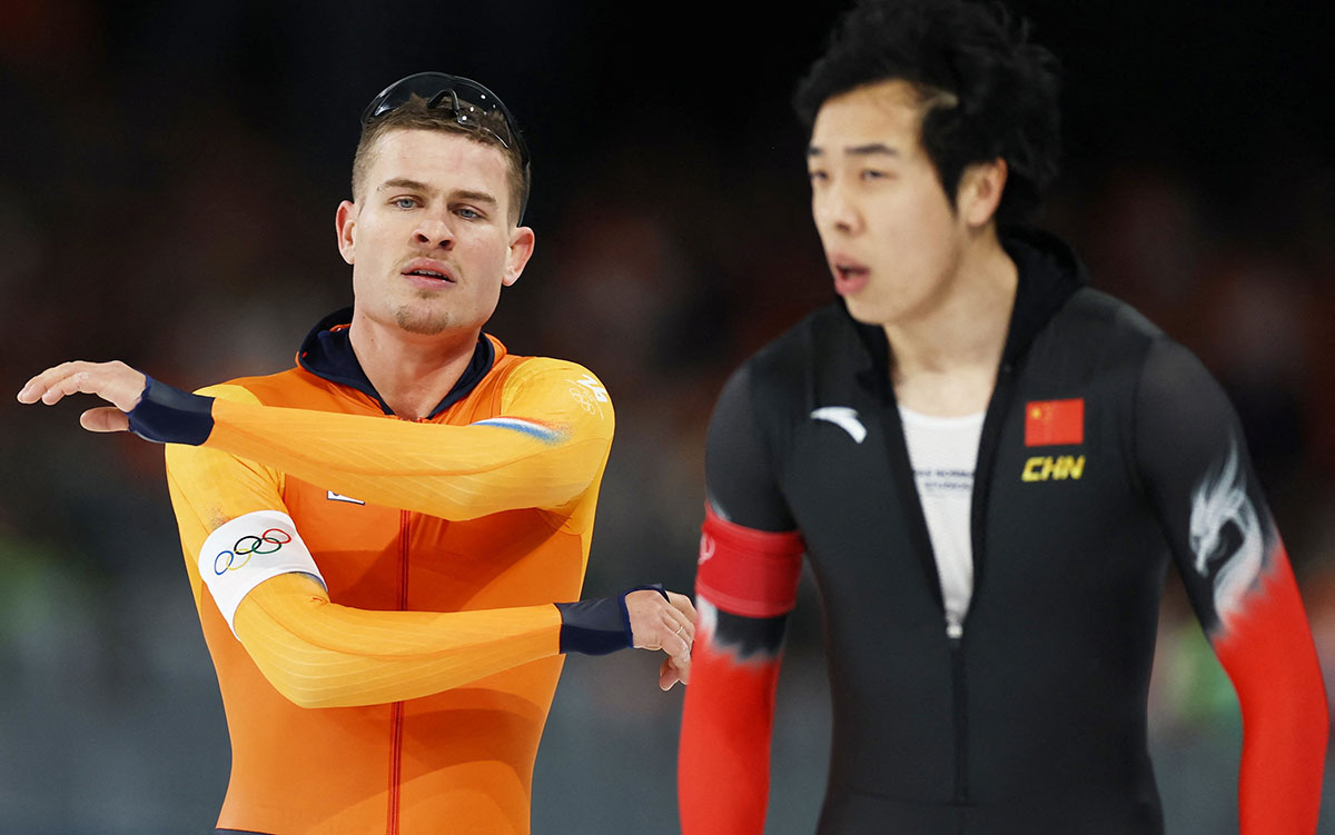 中国の廉子文選手に怒りをあらわにするオランダのベンネマルス選手（写真・共同通信）