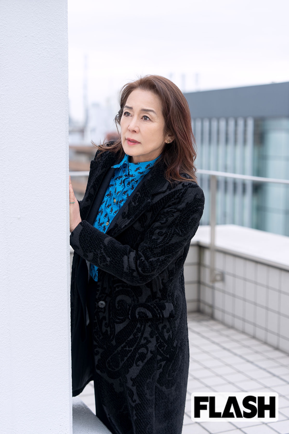 張り込みポーズをとってくれた長谷直美（写真・福田ヨシツグ）